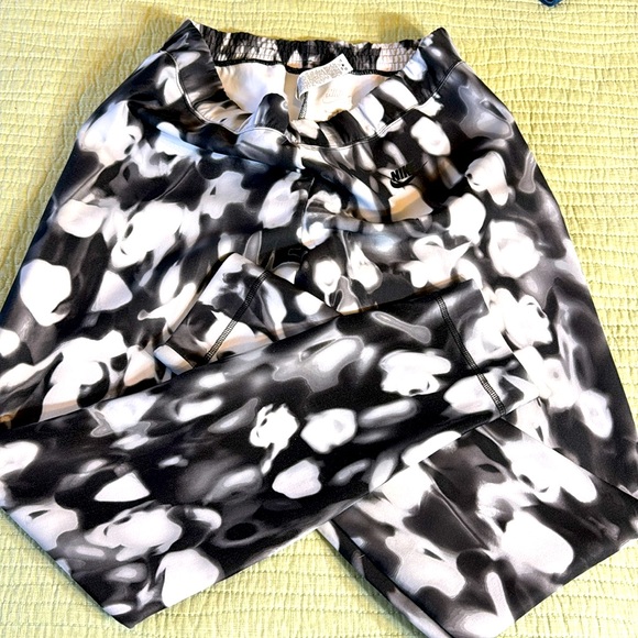 Nike Women's Lg Cosmo Tie Dye Leggings High Rise All Over Print Black White - Picture 1 of 5